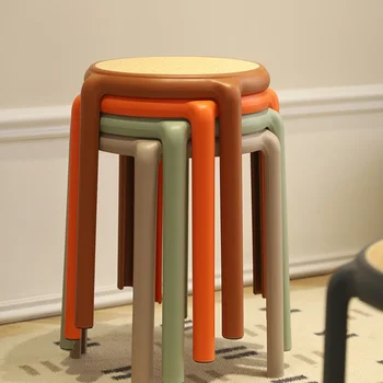 Plastični stoli so lahko zložene. Gospodinjski debel krog stoli so lahko zložene. Sodobna preprosti plastični stoli so lahko zložene